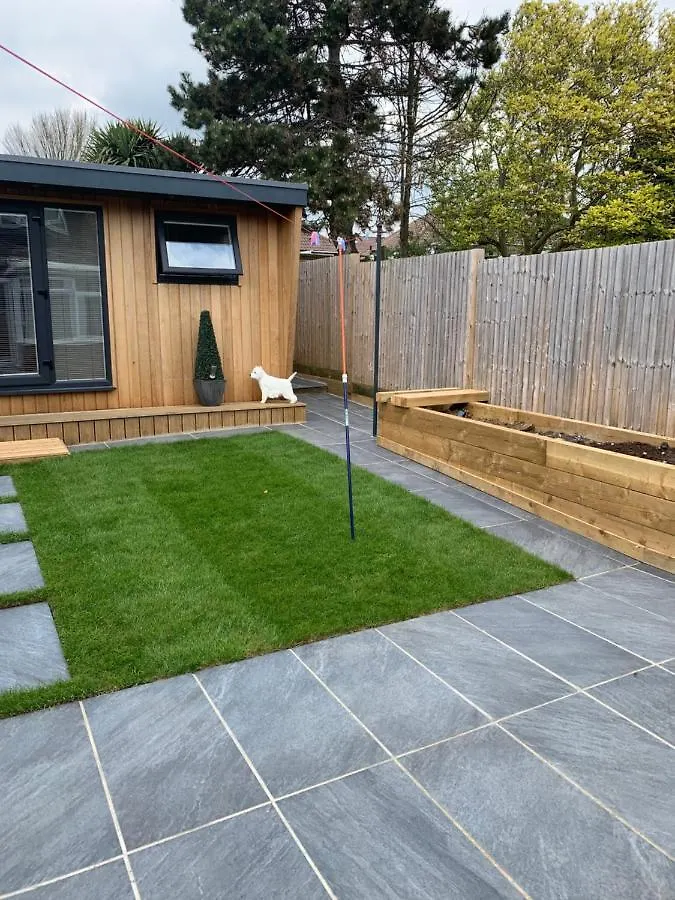 Lindas Lodge Free Parking Air Con Plus Provisions Included Brighton United Kingdom