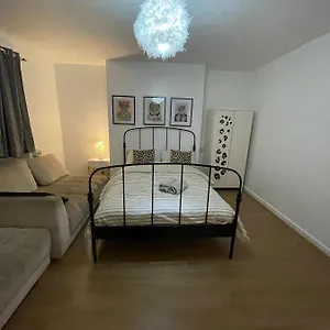 4 Bedroom Guest In The Heart Of Shoreditch Apartment London