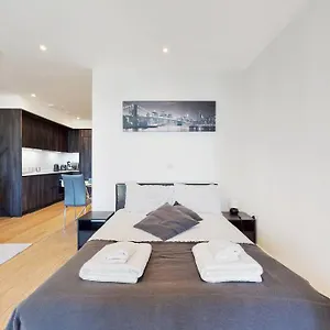 Superb In Greenwich With Balcony & Roof Apartment London